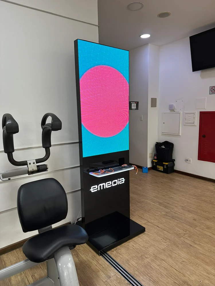 Totem Emedia instalado em ambiente de academia