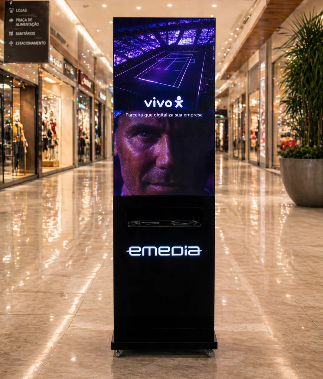 Totem Emedia inteiro em um shopping, com campanha da Vivo na tela LED